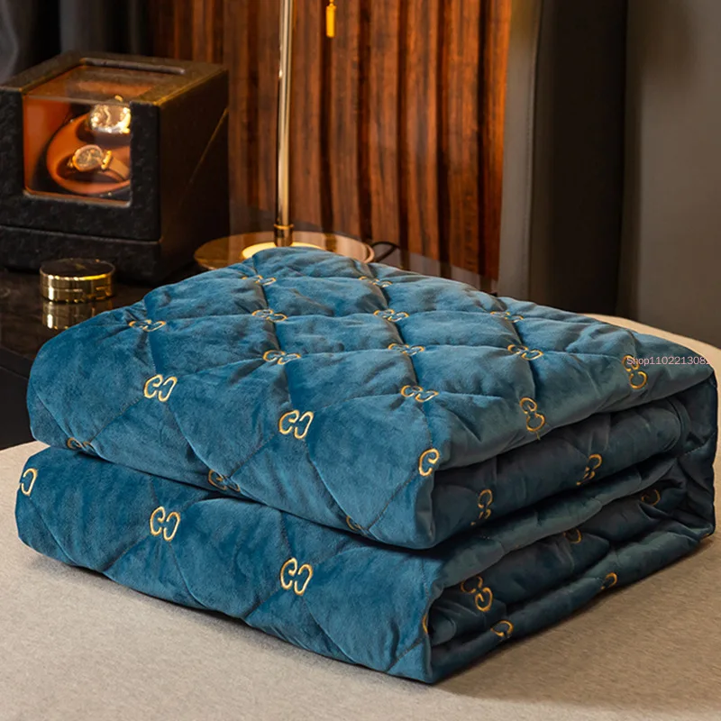 Embroidery Quilt Cover - غطاء مرتبة مطرز سميك ناعم مخملي