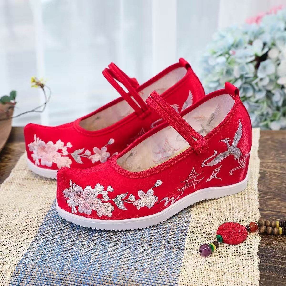 Embroidery Style - النساء زيادة الأحذية المطرزة الداخلية سميكة