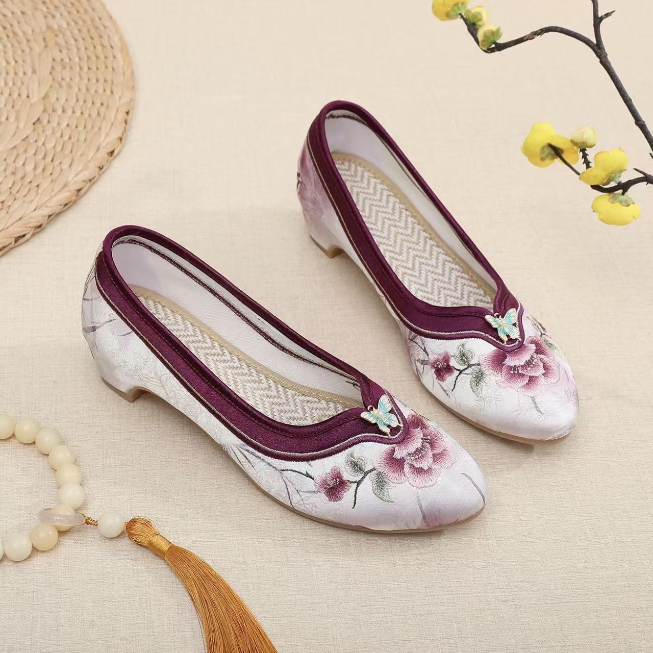 أحذية نسائية بكعب منخفض مطرزة  - مراجعة Embroidery Style وسعره